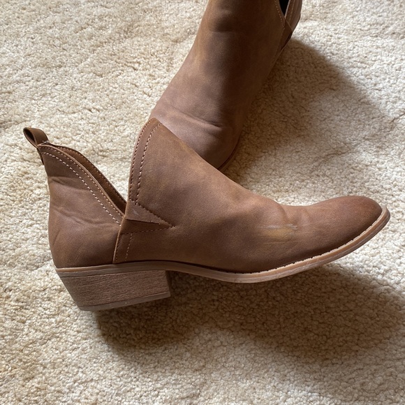 Univeral threads booties color tan size 8 - Picture 3 of 6
